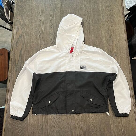 NWOT Guess Black White Colorblock Cropped Windbreaker Raincoat Size M - Picture 1 of 10